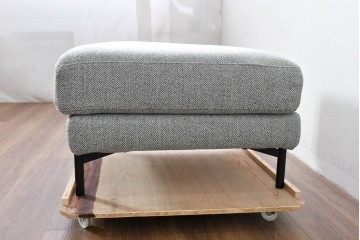 中古　美品　2024年10月購入　エスティック フォルマックス(formax)　サンフェレ(SANFELE)　SFE-35N-BK　便利なトレー付きの3P片肘ソファ(左)とオットマンのセット　定価(セット合計)約51万円　(R-085229)