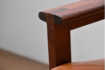 デンマークヴィンテージ　イルム・ヴィッケルソ(ILLUM WIKKELSO)　希少なローズウッド材を使用した本革シートの2人掛けソファ　(R-085230)