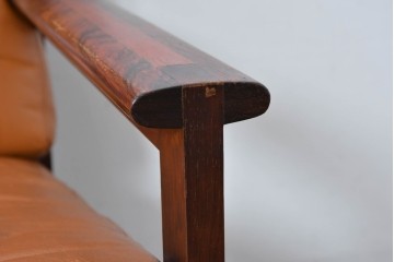 デンマークヴィンテージ　イルム・ヴィッケルソ(ILLUM WIKKELSO)　希少なローズウッド材を使用した本革シートの2人掛けソファ　(R-085230)