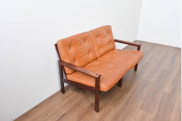 デンマークヴィンテージ　イルム・ヴィッケルソ(ILLUM WIKKELSO)　希少なローズウッド材を使用した本革シートの2人掛けソファ　(R-085230)