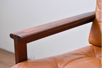 デンマークヴィンテージ　イルム・ヴィッケルソ(ILLUM WIKKELSO)　希少なローズウッド材を使用した本革シートの2人掛けソファ　(R-085230)