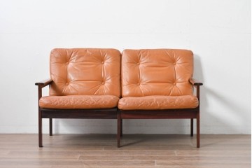 デンマークヴィンテージ　イルム・ヴィッケルソ(ILLUM WIKKELSO)　希少なローズウッド材を使用した本革シートの2人掛けソファ　(R-085230)