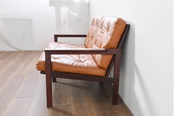 デンマークヴィンテージ　イルム・ヴィッケルソ(ILLUM WIKKELSO)　希少なローズウッド材を使用した本革シートの2人掛けソファ　(R-085230)