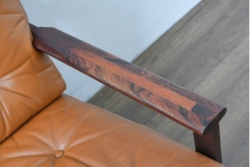 デンマークヴィンテージ　イルム・ヴィッケルソ(ILLUM WIKKELSO)　希少なローズウッド材を使用した本革シートの2人掛けソファ　(R-085230)