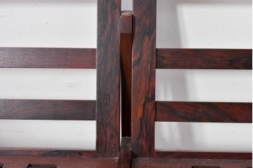 デンマークヴィンテージ　イルム・ヴィッケルソ(ILLUM WIKKELSO)　希少なローズウッド材を使用した本革シートの2人掛けソファ　(R-085230)