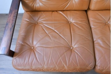 デンマークヴィンテージ　イルム・ヴィッケルソ(ILLUM WIKKELSO)　希少なローズウッド材を使用した本革シートの2人掛けソファ　(R-085230)