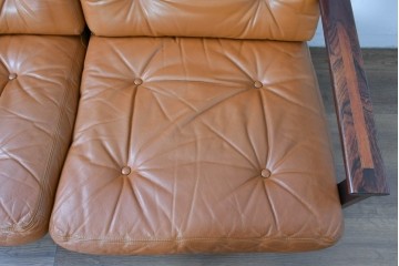 デンマークヴィンテージ　イルム・ヴィッケルソ(ILLUM WIKKELSO)　希少なローズウッド材を使用した本革シートの2人掛けソファ　(R-085230)