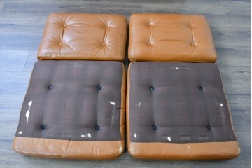 デンマークヴィンテージ　イルム・ヴィッケルソ(ILLUM WIKKELSO)　希少なローズウッド材を使用した本革シートの2人掛けソファ　(R-085230)