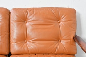 デンマークヴィンテージ　イルム・ヴィッケルソ(ILLUM WIKKELSO)　希少なローズウッド材を使用した本革シートの2人掛けソファ　(R-085230)