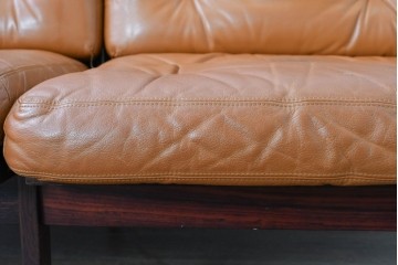 デンマークヴィンテージ　イルム・ヴィッケルソ(ILLUM WIKKELSO)　希少なローズウッド材を使用した本革シートの2人掛けソファ　(R-085230)