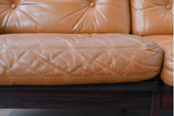 デンマークヴィンテージ　イルム・ヴィッケルソ(ILLUM WIKKELSO)　希少なローズウッド材を使用した本革シートの2人掛けソファ　(R-085230)