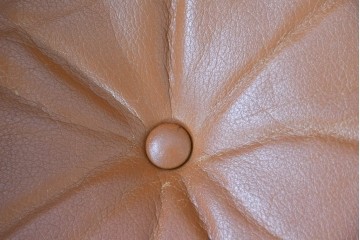 デンマークヴィンテージ　イルム・ヴィッケルソ(ILLUM WIKKELSO)　希少なローズウッド材を使用した本革シートの2人掛けソファ　(R-085230)