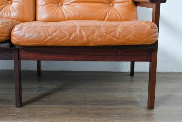 デンマークヴィンテージ　イルム・ヴィッケルソ(ILLUM WIKKELSO)　希少なローズウッド材を使用した本革シートの2人掛けソファ　(R-085230)