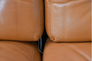 デンマークヴィンテージ　イルム・ヴィッケルソ(ILLUM WIKKELSO)　希少なローズウッド材を使用した本革シートの2人掛けソファ　(R-085230)