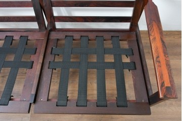 デンマークヴィンテージ　イルム・ヴィッケルソ(ILLUM WIKKELSO)　希少なローズウッド材を使用した本革シートの2人掛けソファ　(R-085230)