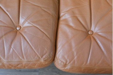 デンマークヴィンテージ　イルム・ヴィッケルソ(ILLUM WIKKELSO)　希少なローズウッド材を使用した本革シートの2人掛けソファ　(R-085230)