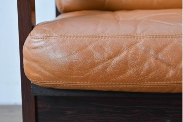 デンマークヴィンテージ　イルム・ヴィッケルソ(ILLUM WIKKELSO)　希少なローズウッド材を使用した本革シートの2人掛けソファ　(R-085230)