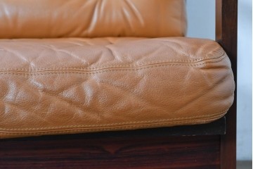 デンマークヴィンテージ　イルム・ヴィッケルソ(ILLUM WIKKELSO)　希少なローズウッド材を使用した本革シートの2人掛けソファ　(R-085230)