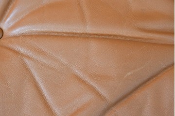 デンマークヴィンテージ　イルム・ヴィッケルソ(ILLUM WIKKELSO)　希少なローズウッド材を使用した本革シートの2人掛けソファ　(R-085230)