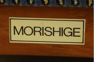 中古　美品　モリシゲ(MORISHIGE)　レジェ　手触りのよい張り地と優美な木製フレームが高級感を醸し出す一人掛けソファ2脚セット　定価(2脚合計)約32万円　(R-085231)