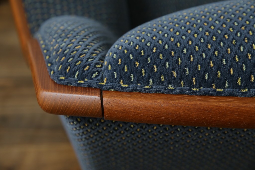 中古　美品　モリシゲ(MORISHIGE)　レジェ　手触りのよい張り地と優美な木製フレームが高級感を醸し出す一人掛けソファ2脚セット　定価(2脚合計)約32万円　(R-085231)