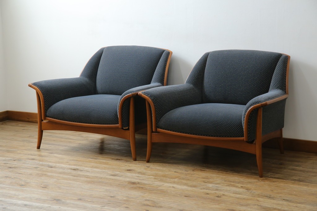 中古　美品　モリシゲ(MORISHIGE)　レジェ　手触りのよい張り地と優美な木製フレームが高級感を醸し出す一人掛けソファ2脚セット　定価(2脚合計)約32万円　(R-085231)