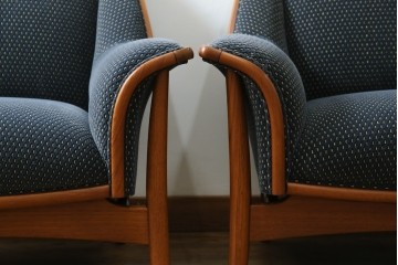 中古　美品　モリシゲ(MORISHIGE)　レジェ　手触りのよい張り地と優美な木製フレームが高級感を醸し出す一人掛けソファ2脚セット　定価(2脚合計)約32万円　(R-085231)