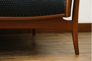 中古　美品　モリシゲ(MORISHIGE)　レジェ　手触りのよい張り地と優美な木製フレームが高級感を醸し出す一人掛けソファ2脚セット　定価(2脚合計)約32万円　(R-085231)