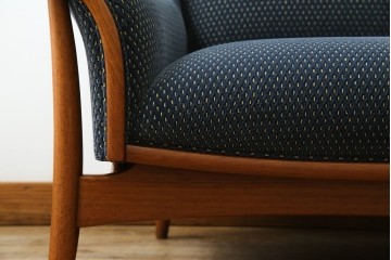 中古　美品　モリシゲ(MORISHIGE)　レジェ　手触りのよい張り地と優美な木製フレームが高級感を醸し出す一人掛けソファ2脚セット　定価(2脚合計)約32万円　(R-085231)