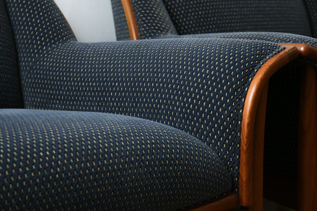 中古　美品　モリシゲ(MORISHIGE)　レジェ　手触りのよい張り地と優美な木製フレームが高級感を醸し出す一人掛けソファ2脚セット　定価(2脚合計)約32万円　(R-085231)