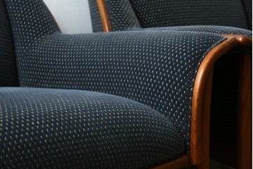 中古　美品　モリシゲ(MORISHIGE)　レジェ　手触りのよい張り地と優美な木製フレームが高級感を醸し出す一人掛けソファ2脚セット　定価(2脚合計)約32万円　(R-085231)