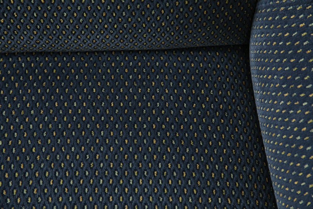 中古　美品　モリシゲ(MORISHIGE)　レジェ　手触りのよい張り地と優美な木製フレームが高級感を醸し出す一人掛けソファ2脚セット　定価(2脚合計)約32万円　(R-085231)