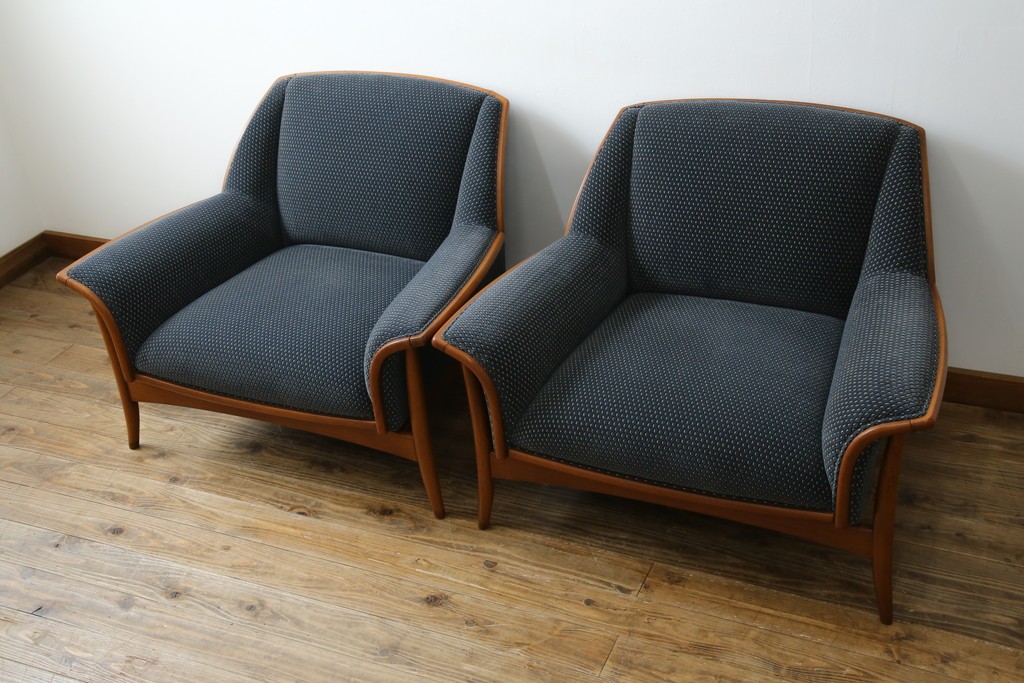 中古　美品　モリシゲ(MORISHIGE)　レジェ　手触りのよい張り地と優美な木製フレームが高級感を醸し出す一人掛けソファ2脚セット　定価(2脚合計)約32万円　(R-085231)