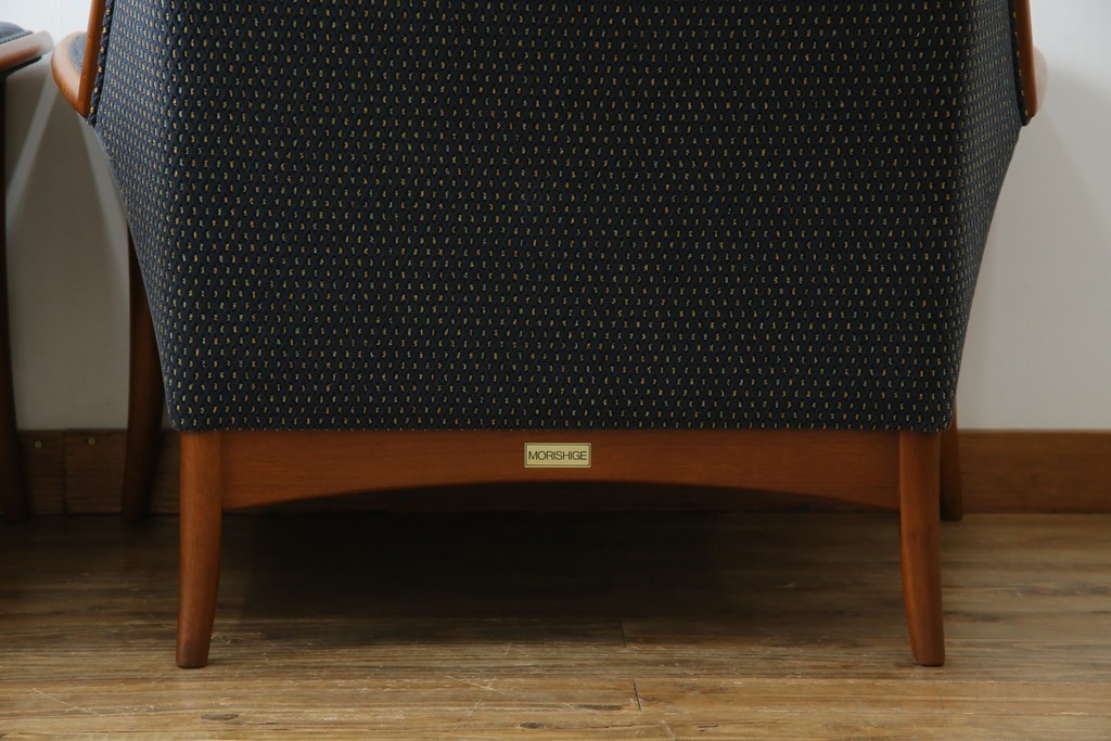 中古　美品　モリシゲ(MORISHIGE)　レジェ　手触りのよい張り地と優美な木製フレームが高級感を醸し出す一人掛けソファ2脚セット　定価(2脚合計)約32万円　(R-085231)