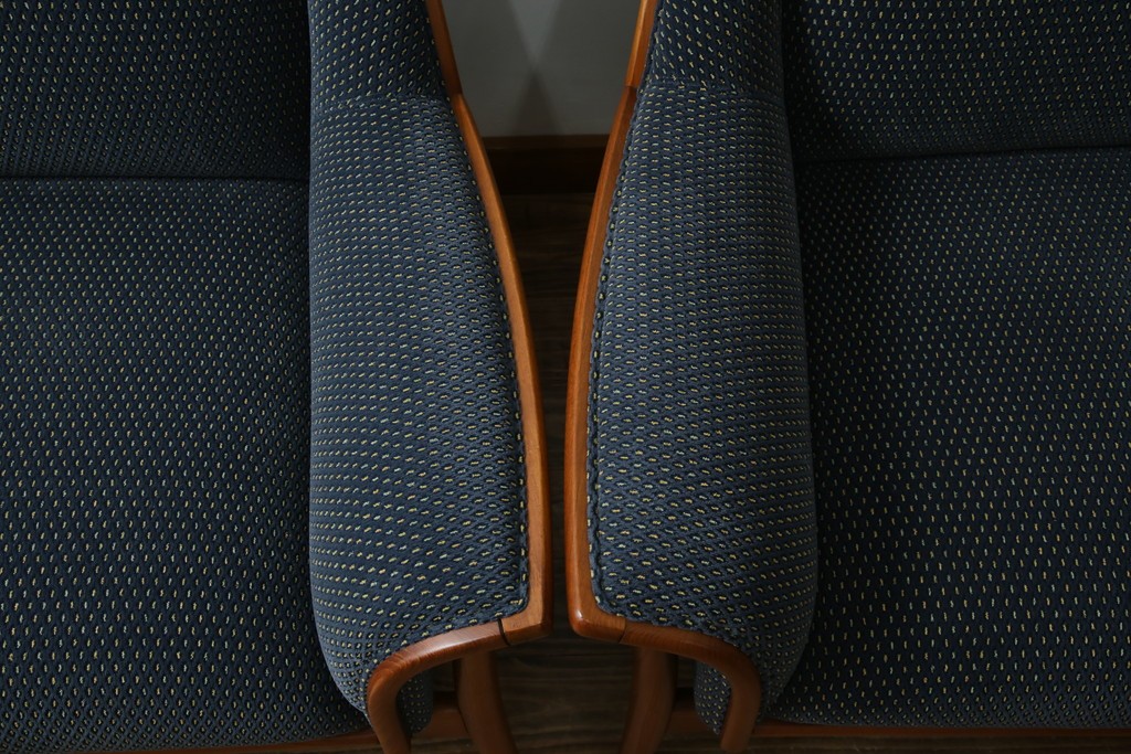 中古　美品　モリシゲ(MORISHIGE)　レジェ　手触りのよい張り地と優美な木製フレームが高級感を醸し出す一人掛けソファ2脚セット　定価(2脚合計)約32万円　(R-085231)