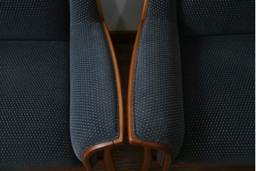 中古　美品　モリシゲ(MORISHIGE)　レジェ　手触りのよい張り地と優美な木製フレームが高級感を醸し出す一人掛けソファ2脚セット　定価(2脚合計)約32万円　(R-085231)