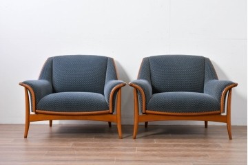 中古　美品　モリシゲ(MORISHIGE)　レジェ　手触りのよい張り地と優美な木製フレームが高級感を醸し出す一人掛けソファ2脚　セット定価約32万円相当　(R-085231)