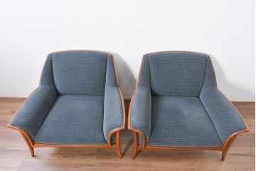 中古　美品　モリシゲ(MORISHIGE)　レジェ　手触りのよい張り地と優美な木製フレームが高級感を醸し出す一人掛けソファ2脚　セット定価約32万円相当　(R-085231)