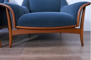 中古　美品　モリシゲ(MORISHIGE)　レジェ　手触りのよい張り地と優美な木製フレームが高級感を醸し出す一人掛けソファ2脚　セット定価約32万円相当　(R-085231)