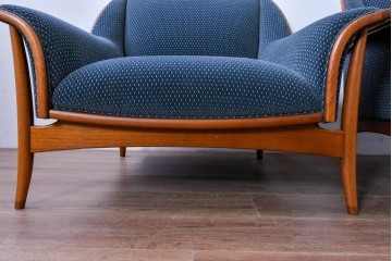 中古　美品　モリシゲ(MORISHIGE)　レジェ　手触りのよい張り地と優美な木製フレームが高級感を醸し出す一人掛けソファ2脚　セット定価約32万円相当　(R-085231)