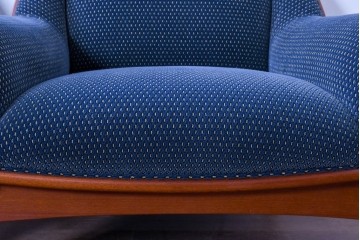 中古　美品　モリシゲ(MORISHIGE)　レジェ　手触りのよい張り地と優美な木製フレームが高級感を醸し出す一人掛けソファ2脚　セット定価約32万円相当　(R-085231)