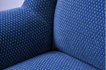 中古　美品　モリシゲ(MORISHIGE)　レジェ　手触りのよい張り地と優美な木製フレームが高級感を醸し出す一人掛けソファ2脚　セット定価約32万円相当　(R-085231)