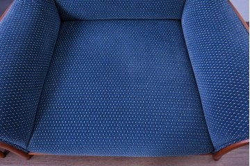 中古　美品　モリシゲ(MORISHIGE)　レジェ　手触りのよい張り地と優美な木製フレームが高級感を醸し出す一人掛けソファ2脚　セット定価約32万円相当　(R-085231)