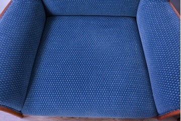 中古　美品　モリシゲ(MORISHIGE)　レジェ　手触りのよい張り地と優美な木製フレームが高級感を醸し出す一人掛けソファ2脚　セット定価約32万円相当　(R-085231)