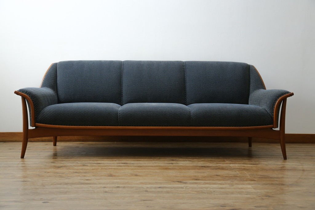 中古　美品　モリシゲ(MORISHIGE)　レジェ　手触りのよい張り地と優美な木製フレームが高級感を醸し出す三人掛けソファ　定価約30万円　(R-085232)