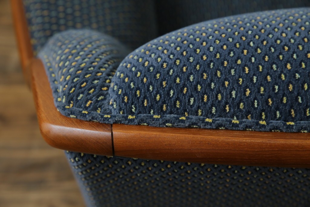 中古　美品　モリシゲ(MORISHIGE)　レジェ　手触りのよい張り地と優美な木製フレームが高級感を醸し出す三人掛けソファ　定価約30万円　(R-085232)