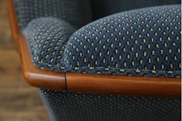 中古　美品　モリシゲ(MORISHIGE)　レジェ　手触りのよい張り地と優美な木製フレームが高級感を醸し出す三人掛けソファ　定価約30万円　(R-085232)