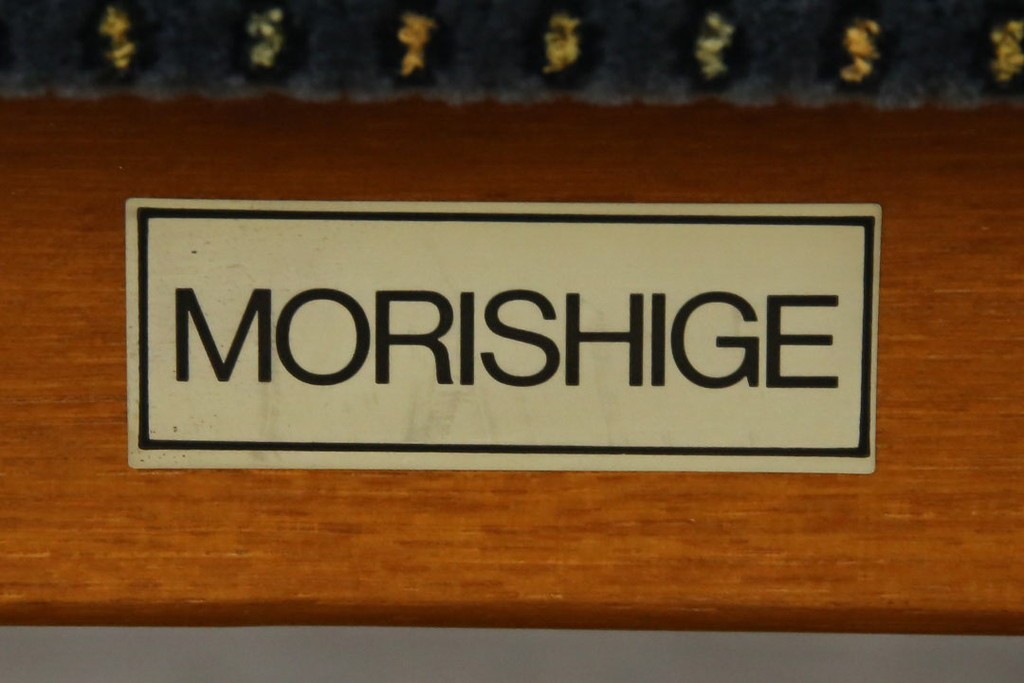 中古　美品　モリシゲ(MORISHIGE)　レジェ　手触りのよい張り地と優美な木製フレームが高級感を醸し出す三人掛けソファ　定価約30万円　(R-085232)