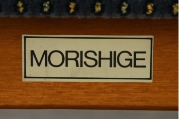 中古　美品　モリシゲ(MORISHIGE)　レジェ　手触りのよい張り地と優美な木製フレームが高級感を醸し出す三人掛けソファ　定価約30万円　(R-085232)