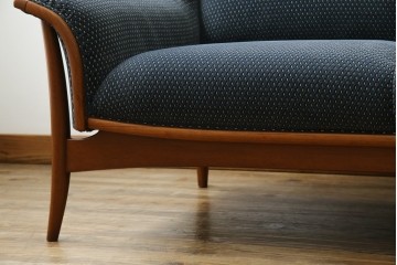 中古　美品　モリシゲ(MORISHIGE)　レジェ　手触りのよい張り地と優美な木製フレームが高級感を醸し出す三人掛けソファ　定価約30万円　(R-085232)